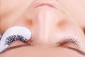 Lash Extensions vs Falsies: There’s no Comparison!